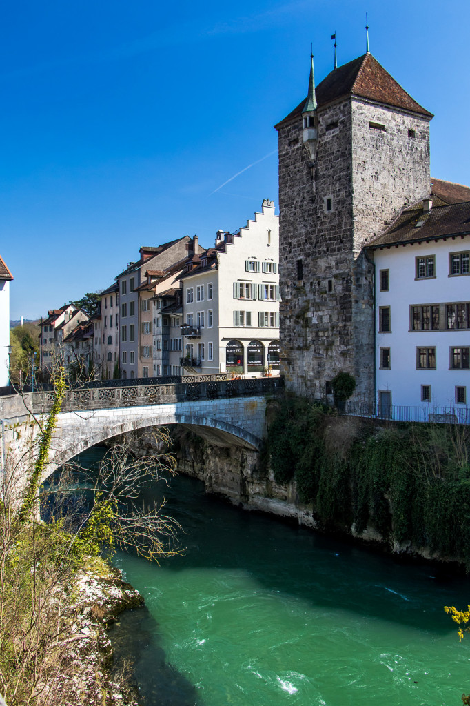 Der Ende 12. Jahrhundert erbaute Schwarze Turm bewacht die Brücke an der engsten Stelle der Aare, die der Stadt ihren Namen gab