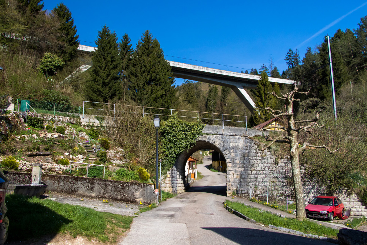 Unter Eisenbahn und Autobahn hindurch beginnt mein Marsch nach St. Ursanne - die haben's gut, die haben Tunnels! 