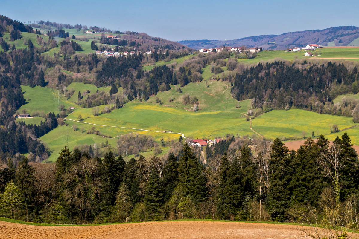 Eine erste Aussicht auf den Clos du Doubs und das Dorf Epauvillers