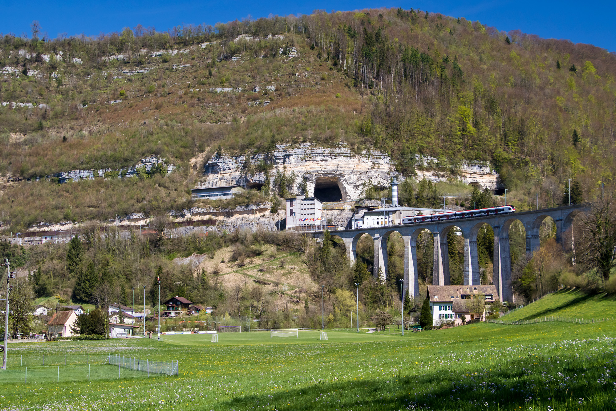 Die jursassische Topographie hat nicht nur mich herausgefordert: Bahnviadukt vor St. Ursanne