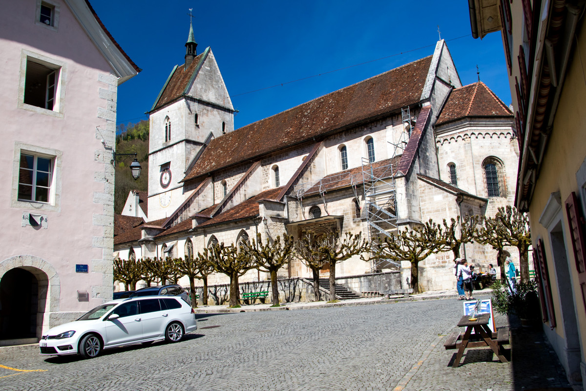 Die im Vergleich zum niedlichen Städtchen riesige romanische Stiftskirche von St. Ursanne 