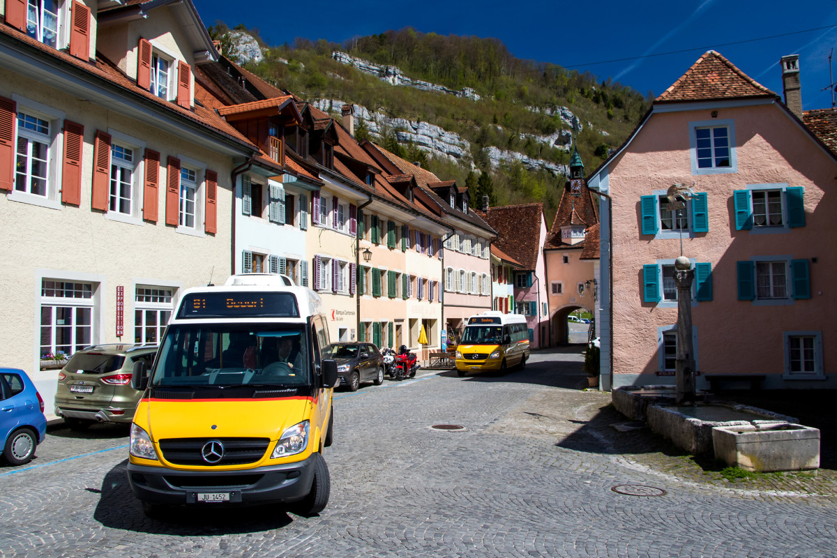 Postauto-Umzug der zwei Mittagskurse durch die Altstadt von St. Ursanne (JU)