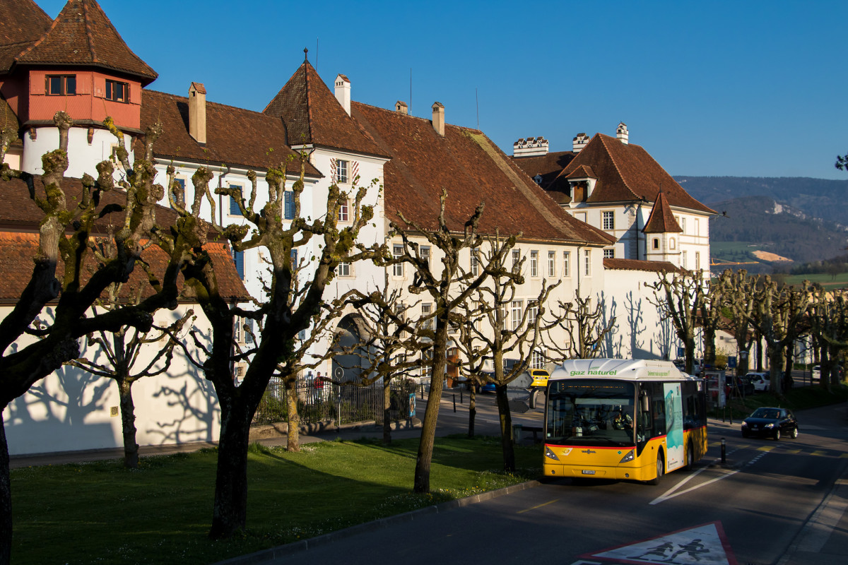 Alt und neu: das (einzige) Erdgas-Postauto vor dem Château de Delémont