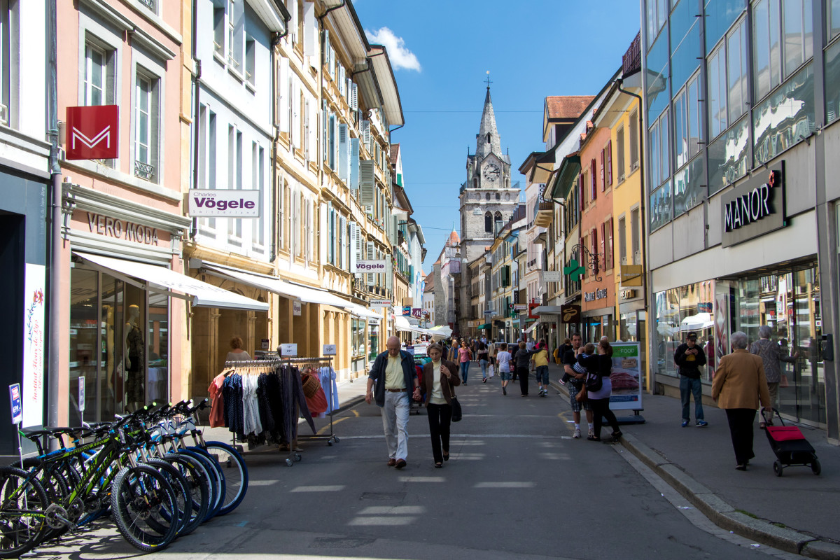 Die Rue du Lac mit dem 1609 erbauten Turm der Reformierten Kirche