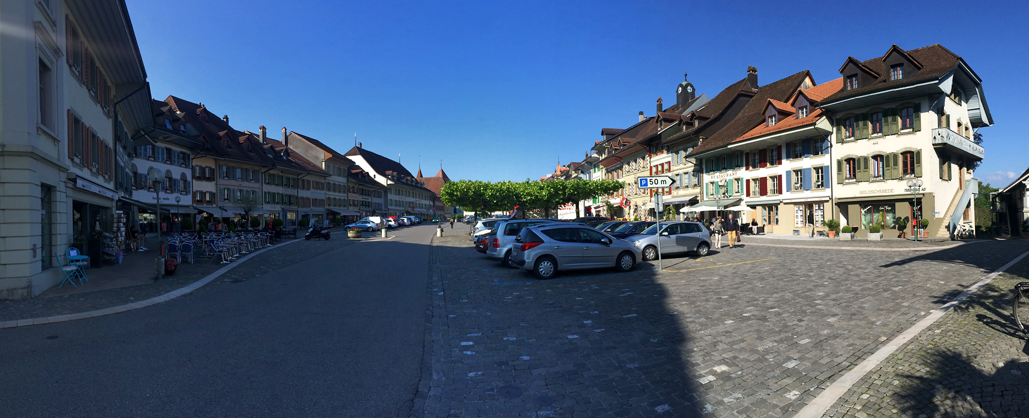 Panorama des grosszügigen Marktplatzes von Aarberg