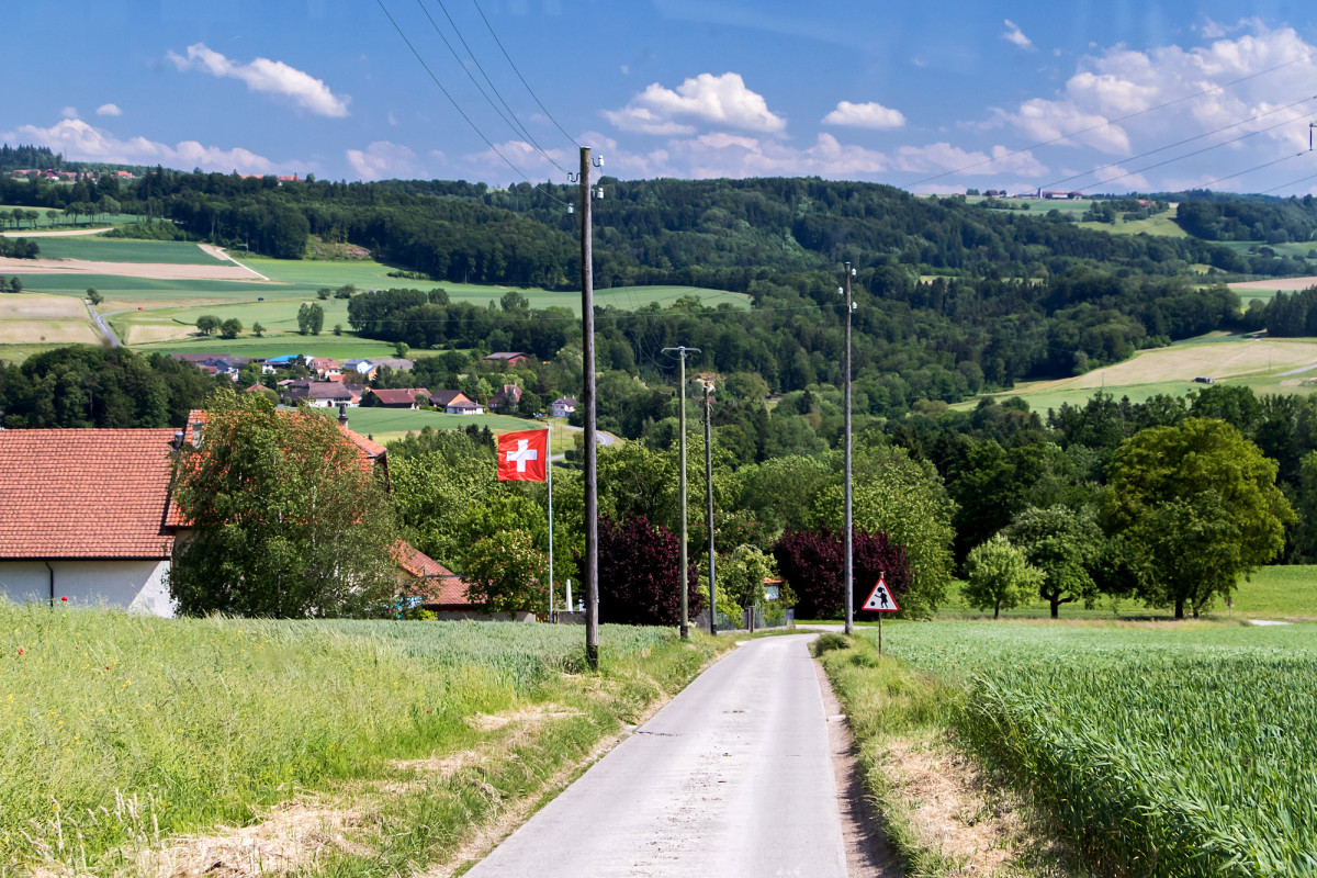 Auf schmalen Strassen Moudon (VD) entgegen