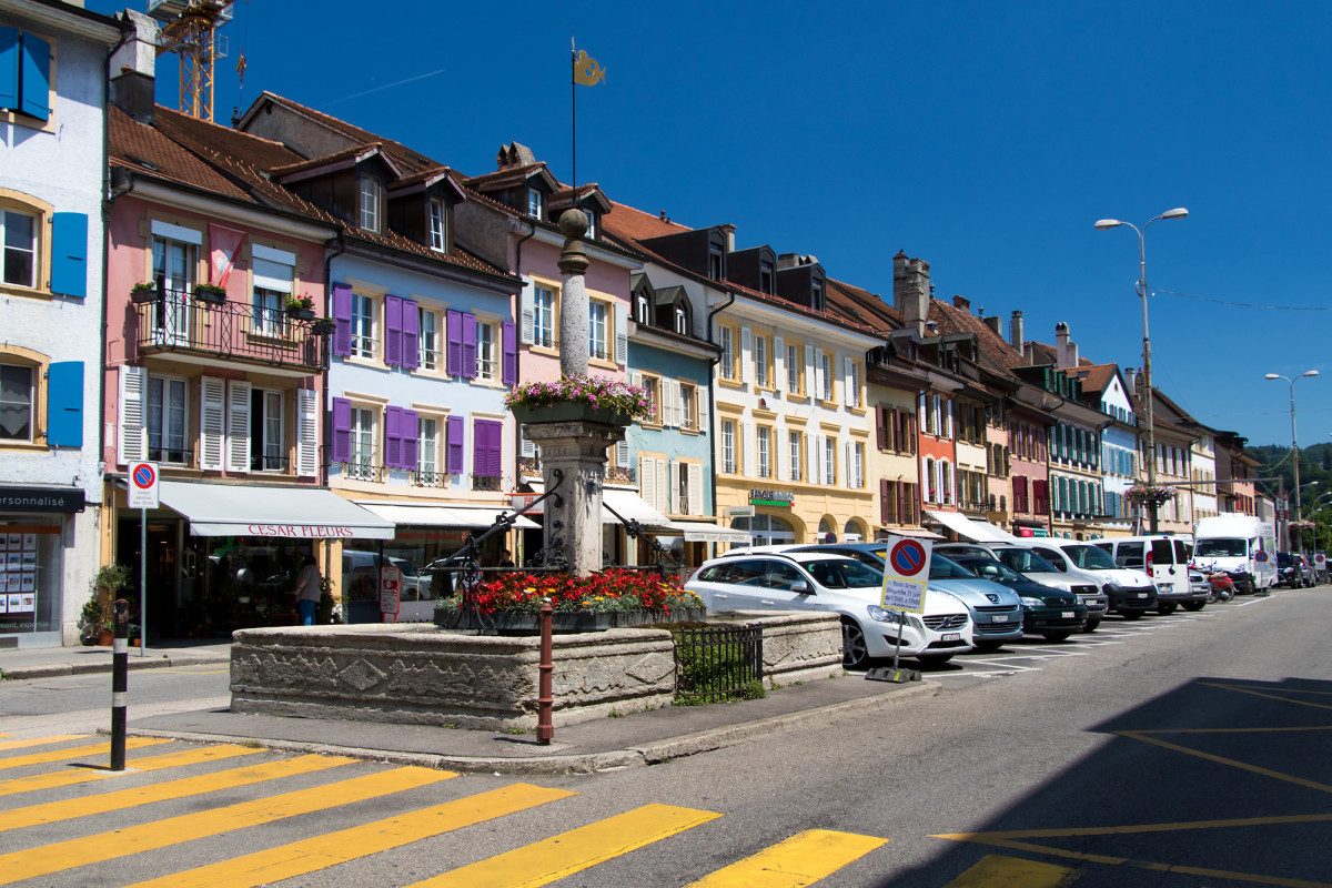 Obwohl sie eine wichtige Durchgangsstrasse geworden ist, behielt Yverdons Rue de la Plaine viel historischen Charme