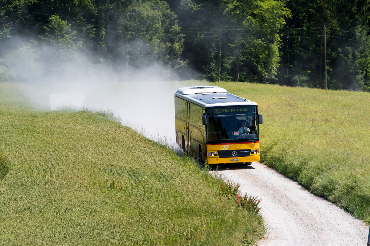 Ein Mercedes Benz Integro wirbelt bei der Umfahrung einer Baustelle nahe Yverdon mächtig Staub auf!