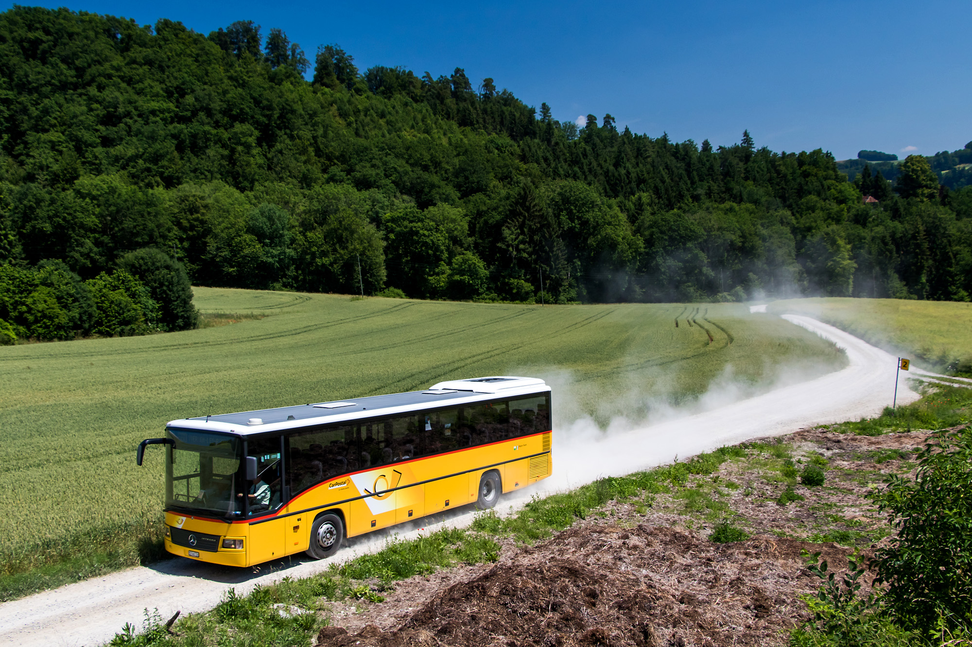 Ein Mercedes Benz Integro wirbelt bei der Umfahrung einer Baustelle nahe Yverdon mächtig Staub auf!
