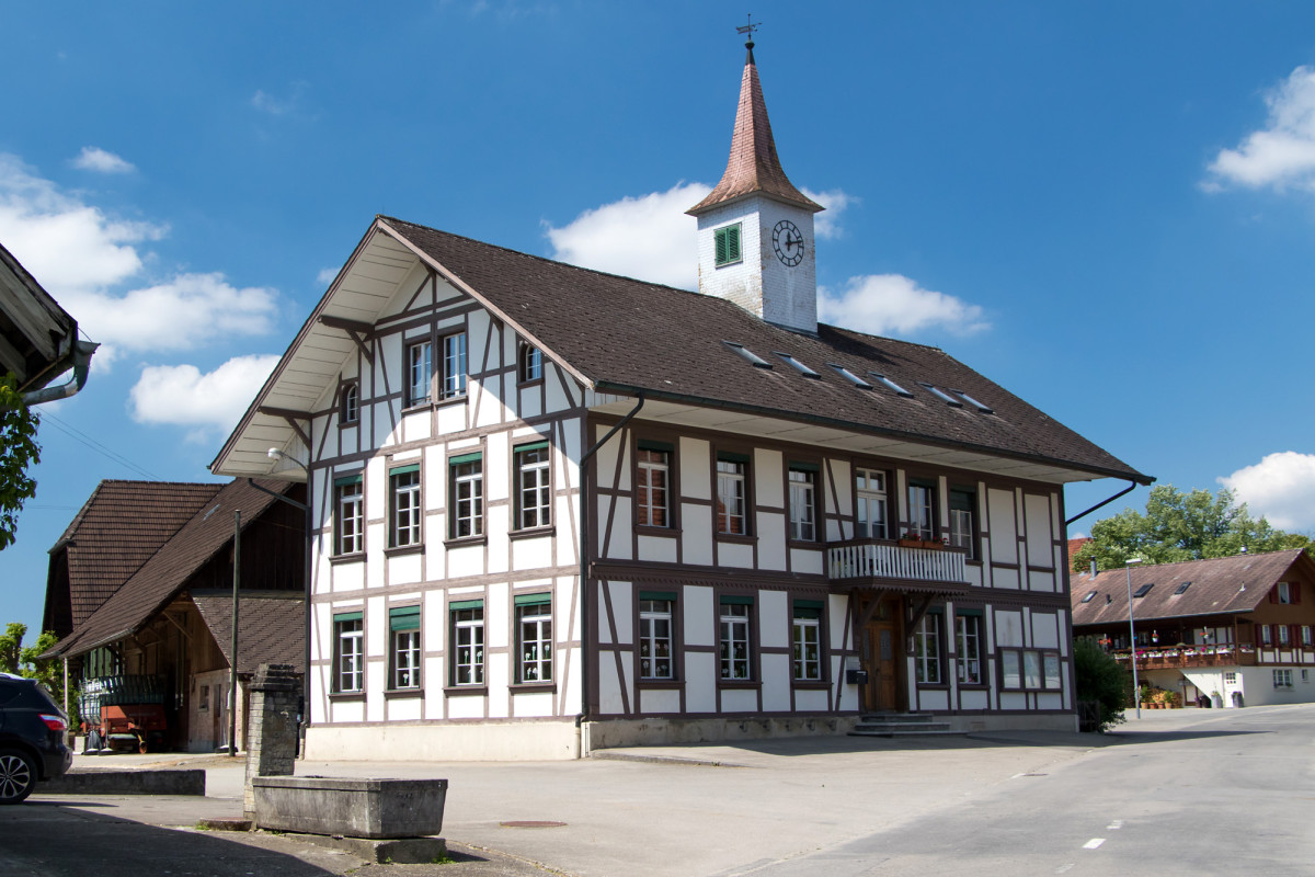 Herzig, das Fachwerk-Schulhaus von Wileroltigen