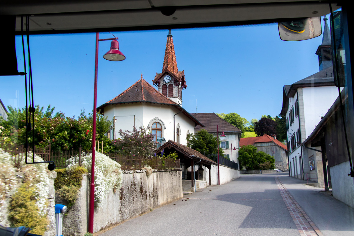 Etwas eigenartig aber ganz hübsch: die Kirche des 120-Seelen-Dorfs Prahins