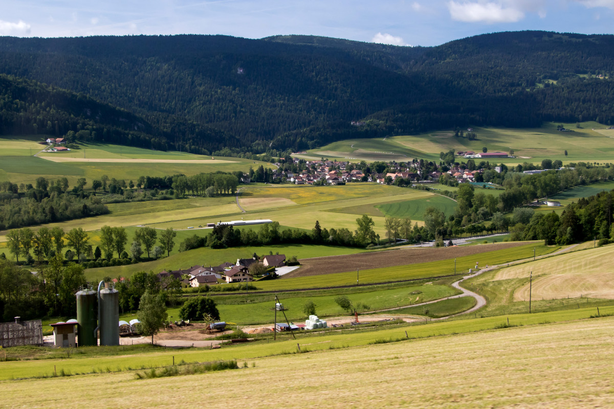 Blick hinunter auf Môtiers im Val de Travers