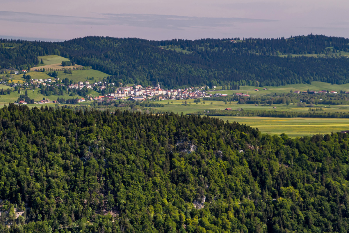 Beim Erklimmen des Creux du Van gibt's eine schöne Aussicht hinüber aufs zuvor passierte Les Ponts-de-Martel