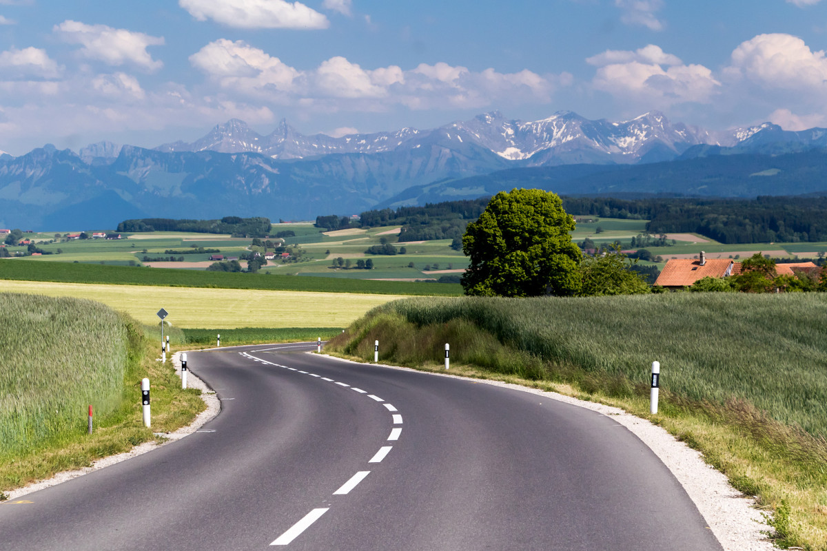 Nach Thierrens VD gewährt die abfallende Strasse erste Ausblicke auf die Waadtländer Alpen