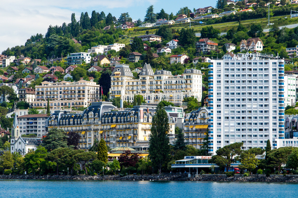 Blick auf die von schöneren und weniger schönen Hotelpalästen dominierte Skyline Montreux'