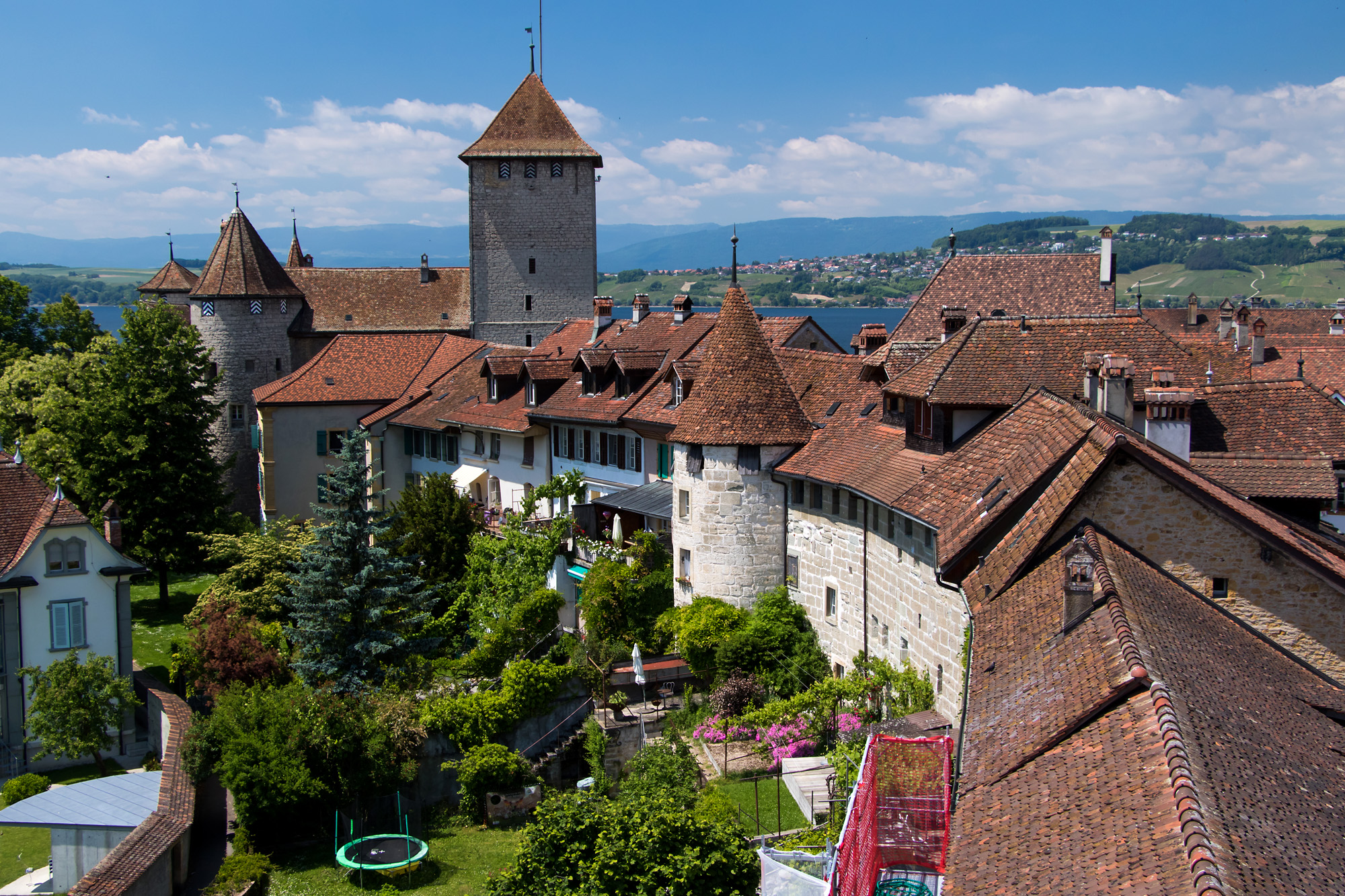 Blick von der Murtener Ringmauer auf das Schloss