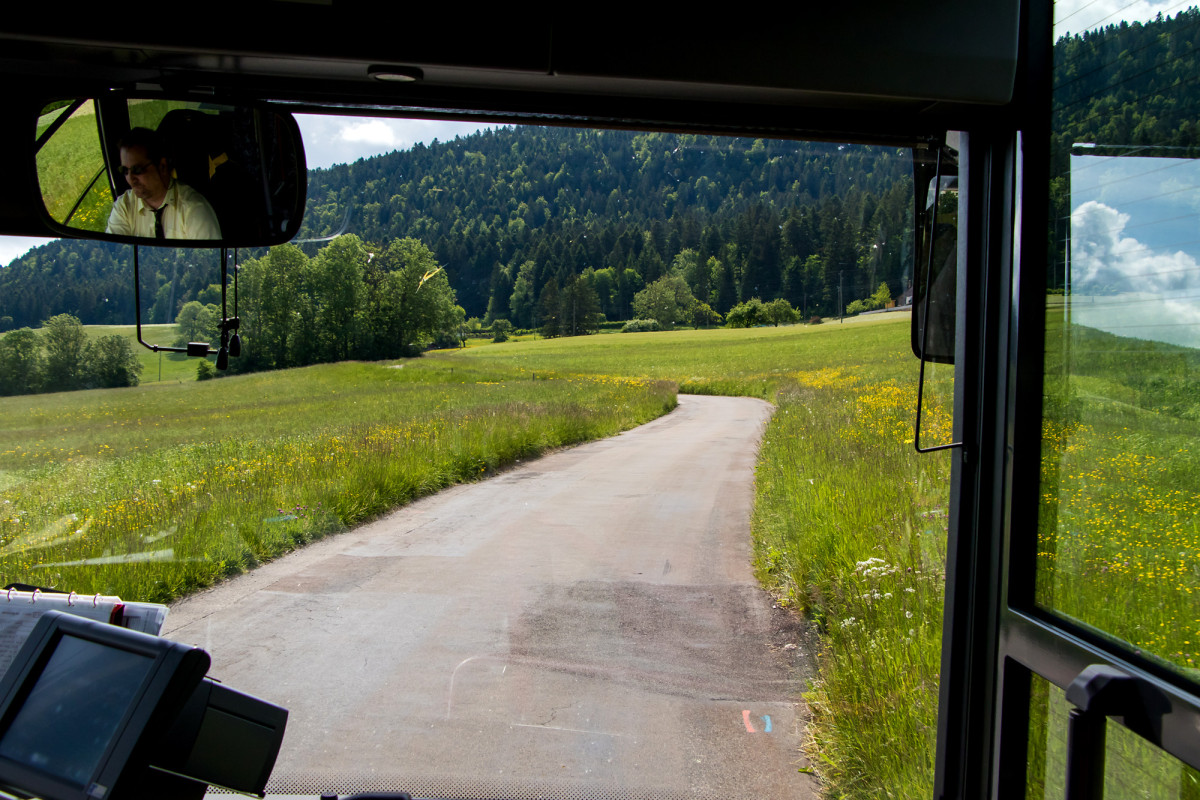 Feldweg-Wanderung per Postauto!