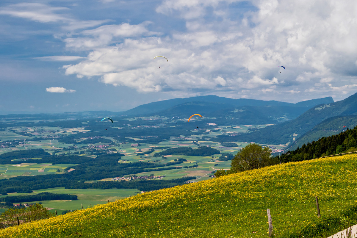 Fantasitsche Aussicht dem Jurafuss entlang in Richtung Yverdon und Genfersee