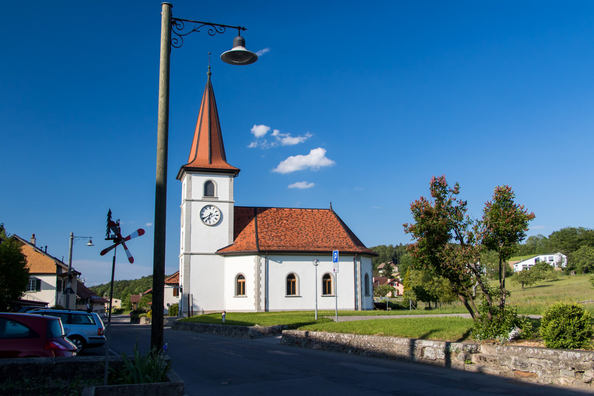 Landidylle pur, mit Villars-Tiercelin Kirche von 1795