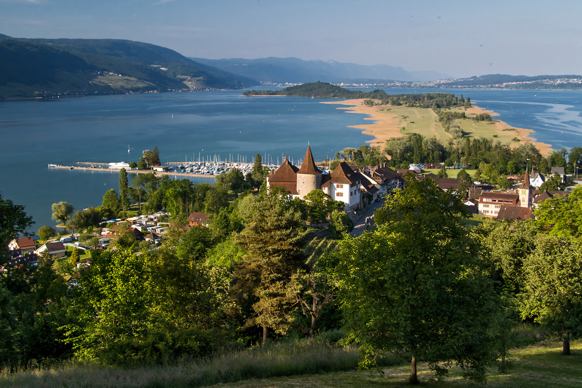 Blick über Schloss Erlach hinweg auf den Bielersee und die Petersinsel