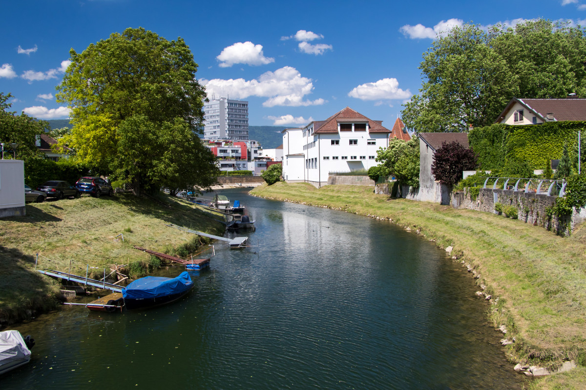 Die kanalisierte Thielle: Sie wollte man dereinst mit dem Genfersee verbinden (Entreroches-Kanal), um so den Transhelvetischen Kanal und damit die Verbindung von der Nordsee ans Mittelmeer zu schaffen