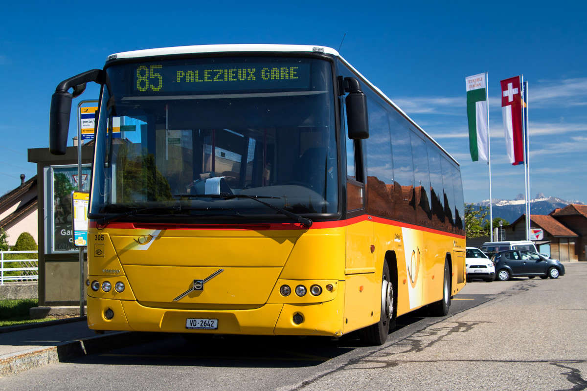 Der stattliche Volvo 8700LE zeigt Flagge in Servion, VD