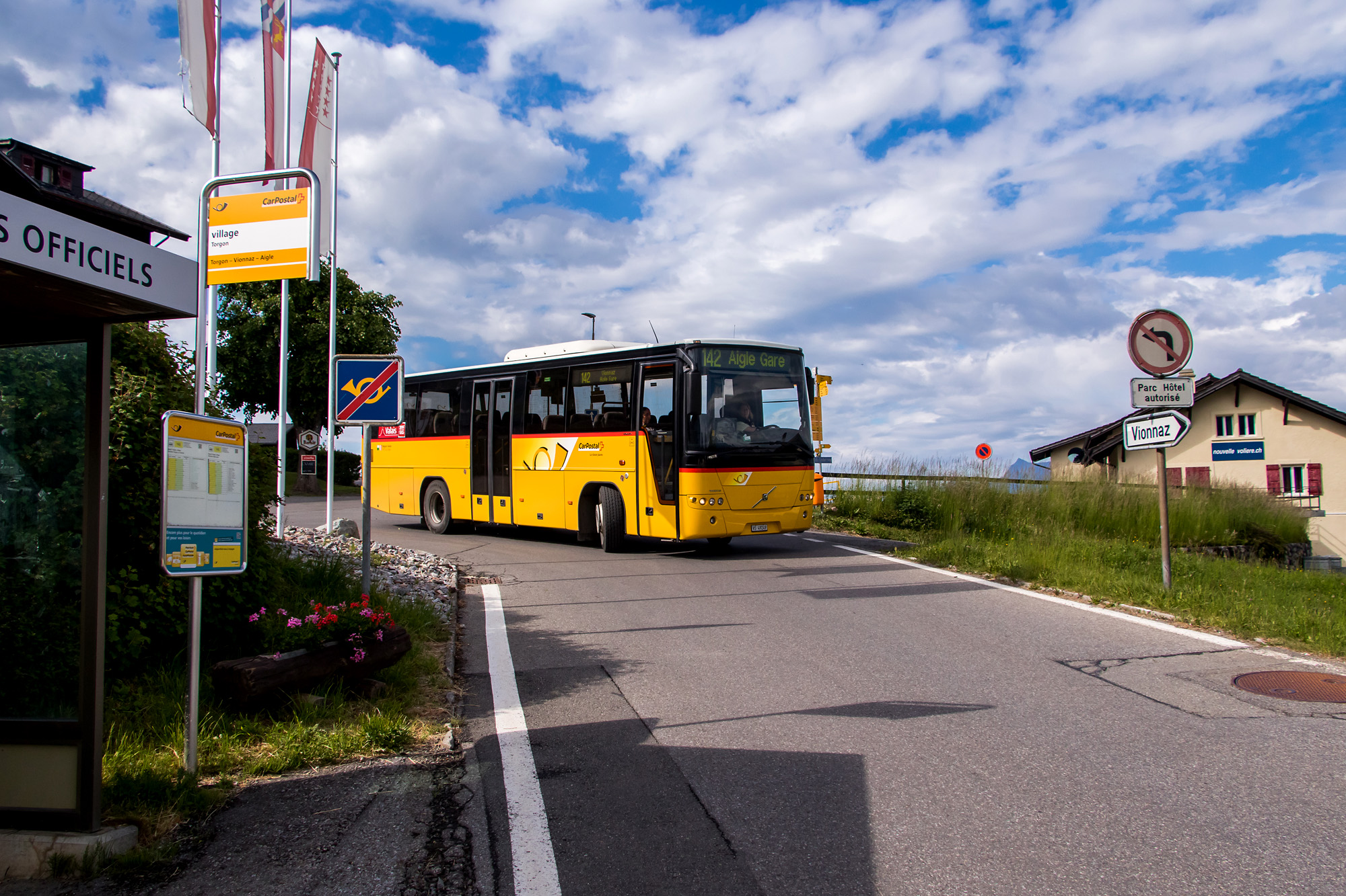 Bereit für die Talfahrt, der kurze Volvo 8700 in Torgon (VS)