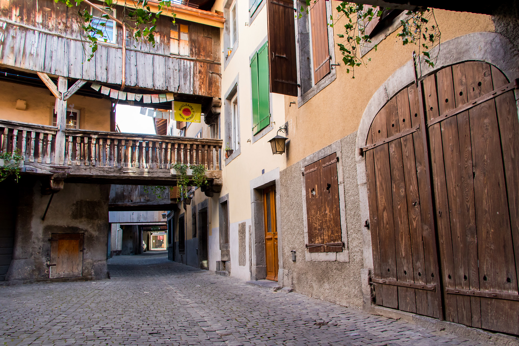 In der von Lauben eingeschlossenen Altstadt von Aigle