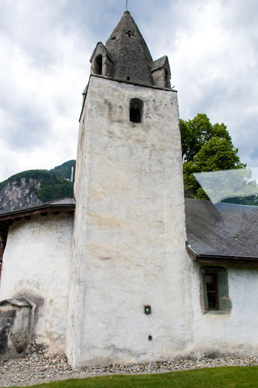 Ziemlich alt: der Turm mit gemauerter Spitze der Kirche St-Nicholas in Chessel, VD - stammend wohl aus dem 13. Jahrhundert