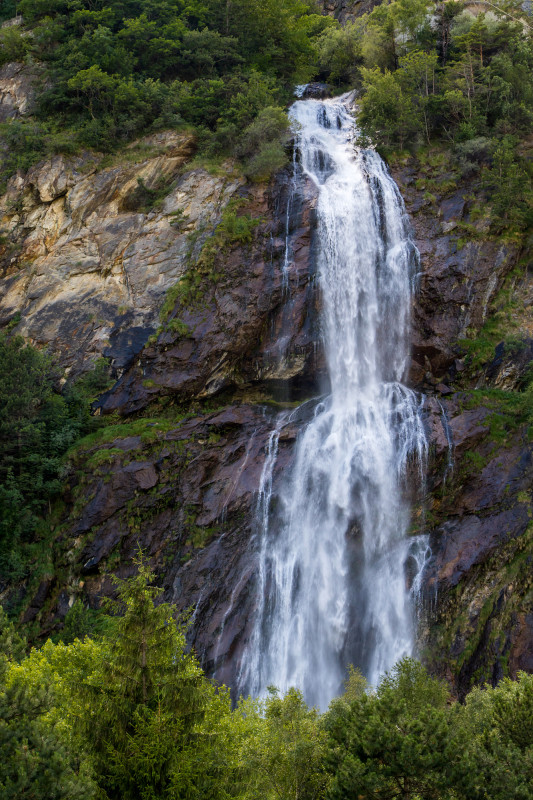 Direkt an der Hauptstrasse eingangs Vernayaz grüsst der "Pissevache" (das braucht man nicht zu übersetzen), ein 116 Meter hoher Wasserfall