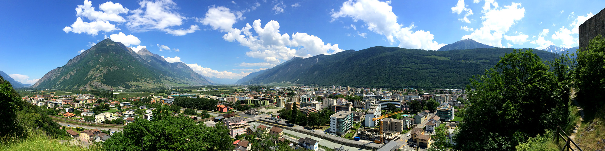 Martigny-Panorama: Von links komme ich her, in der Mitte geht's weiter: das Rhonetal empor