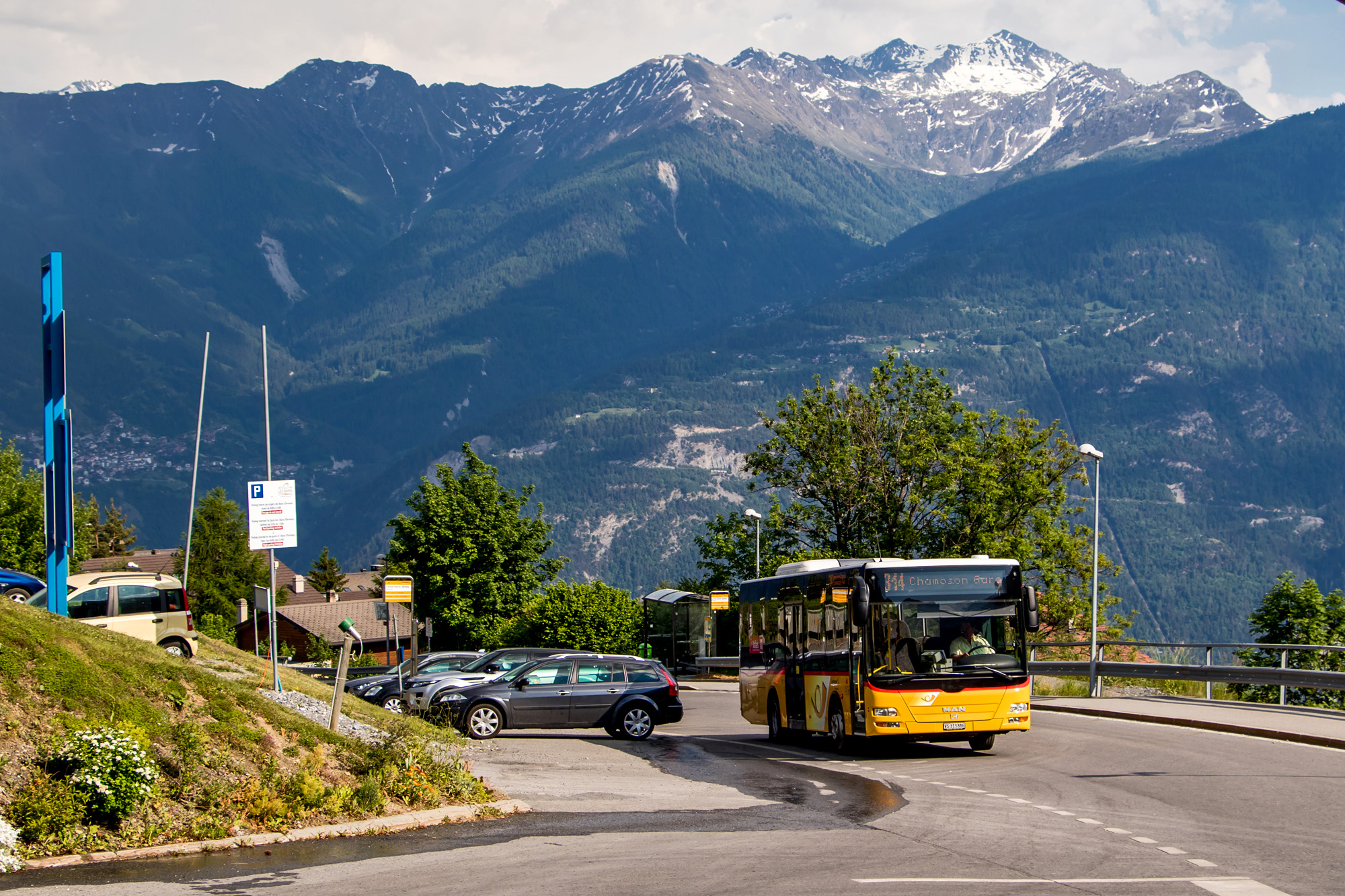 Bereit für die Talfahrt: Postauto in Ovronnaz, VS