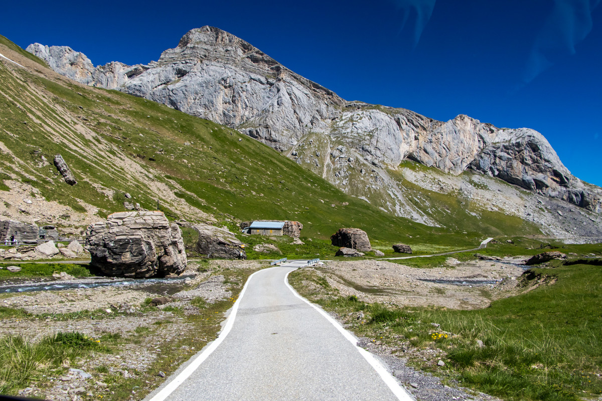 Postauto-Fahrt mitten durch die Berglandschaft!