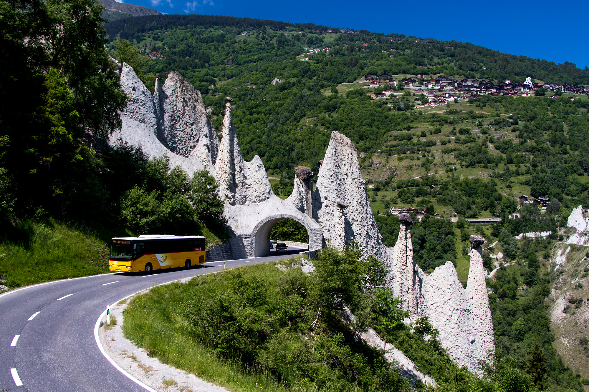 Ein Iribus Crossway passiert die Pyramides d'Euseigne, VS