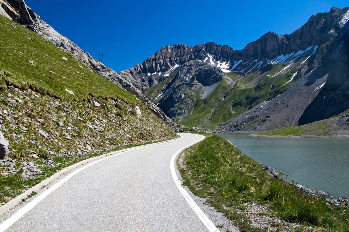 Dem Sanetsch-Stausee entlang