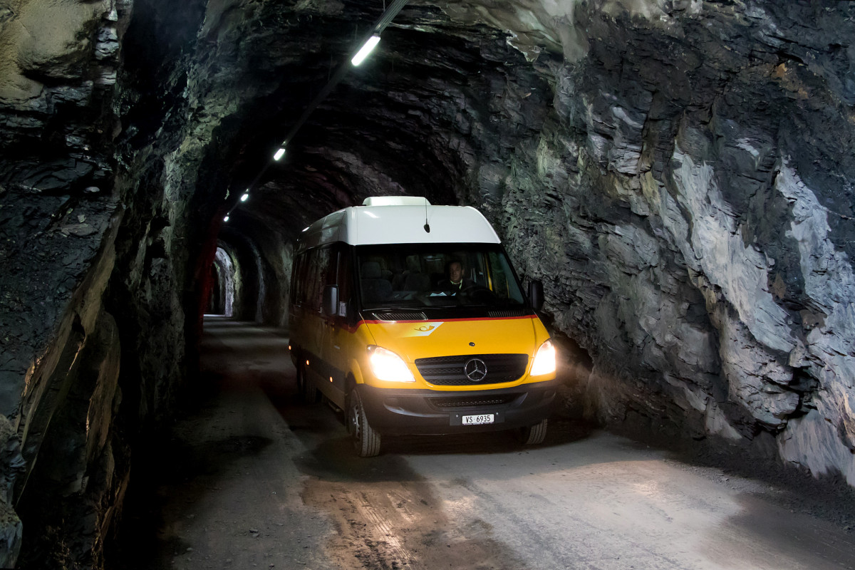 Im Naturstein-Tunnel des Sanetsch-Passes (VS)