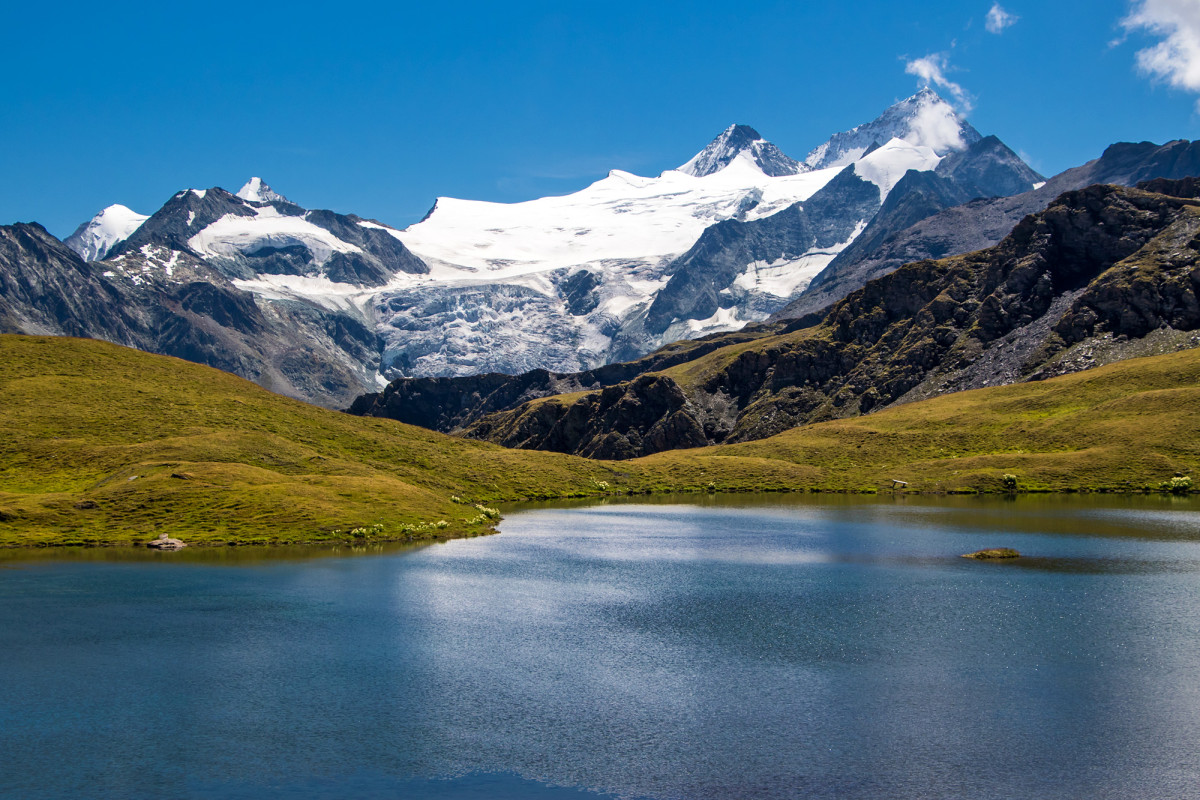 Blick über den Lac des Autannes hinweg auf Grand Cornier und Dent Blanche