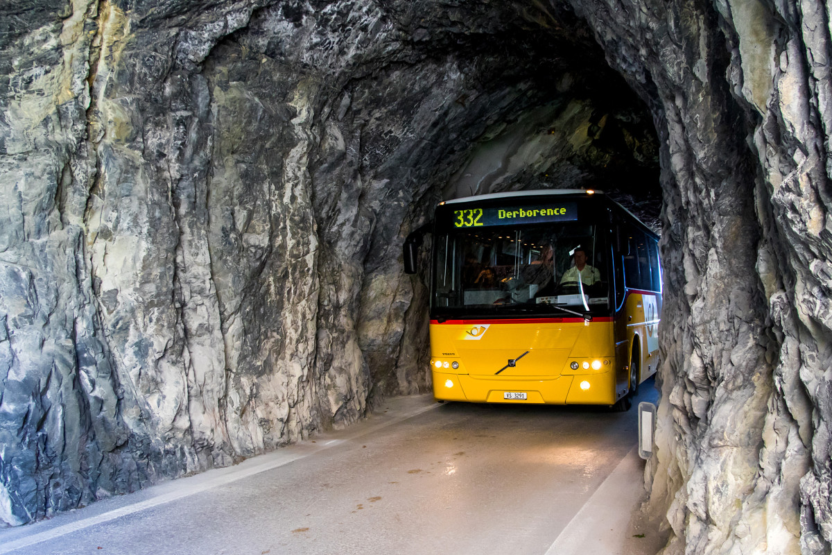 Durch enge Tunnels der Derborence entgegen