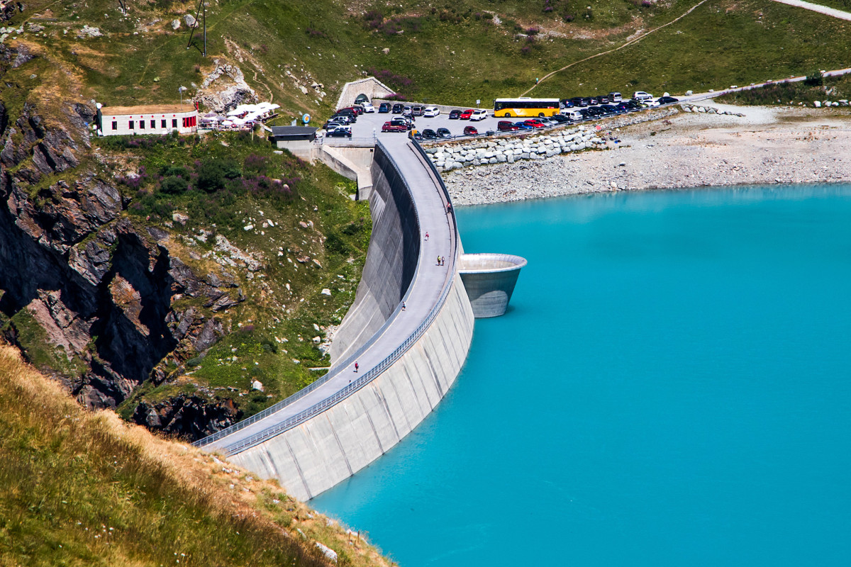 Halt an der Staumauer des Lac de Moiry!