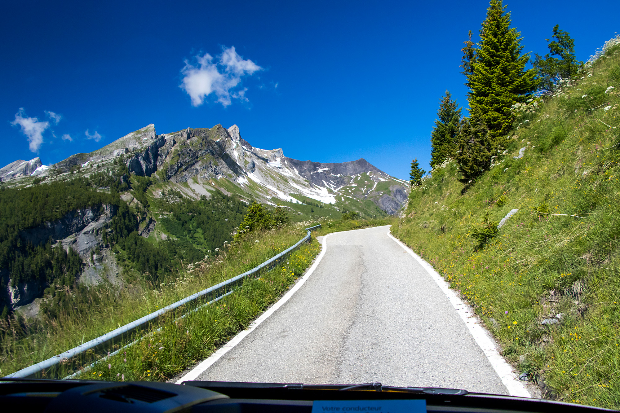 Auf schmalen Strassen ins Sanetsch-Gebirge