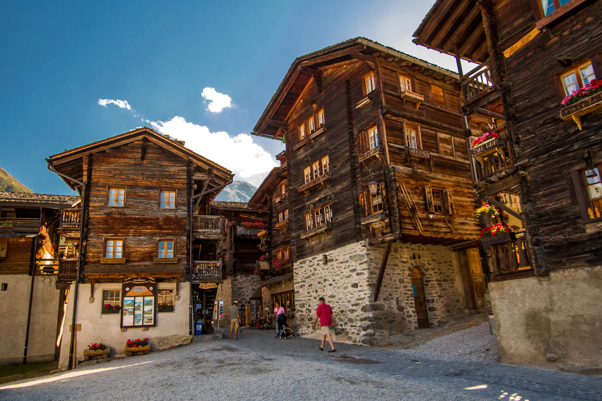 Stattliche Burgerhäuser in Grimentz (VS)