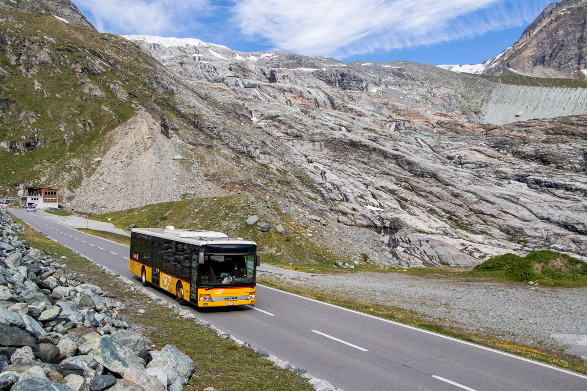 Ein Setra S315NF auf Talfahrt vom Mattmark-Stausee, hier vor dem Allalingletscher