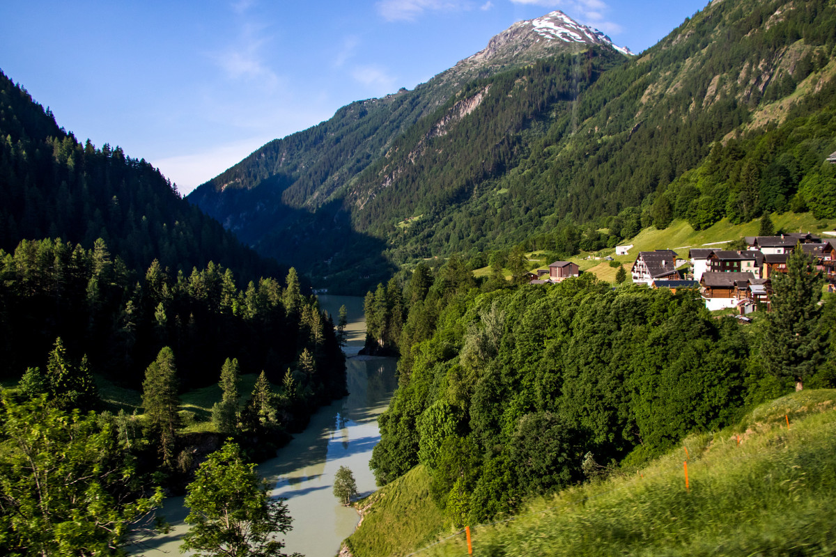 Es geht der Lonza entlang ins Tal hinein...