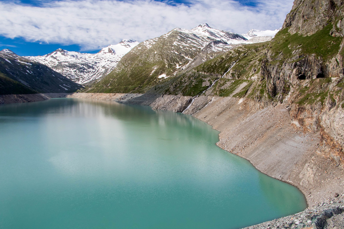 Der Mattmark-Stausee, die Dreitausender im Hintergrund bilden die Grenze zu Italien