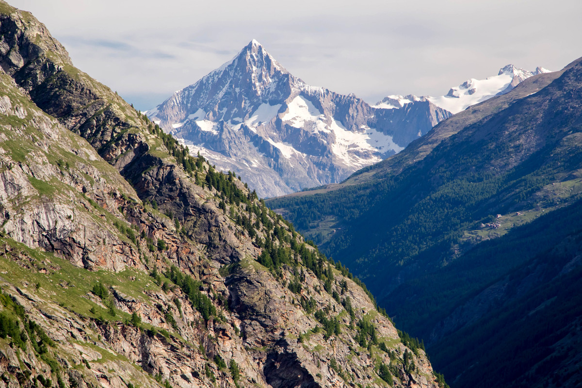 Blick übers Saastal hinweg in Richtung Bietschhorn