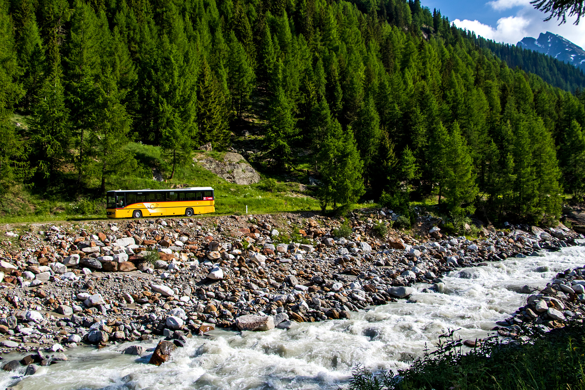 Mercedes-Benz Integro auf der Talfahrt von der Fafleralp