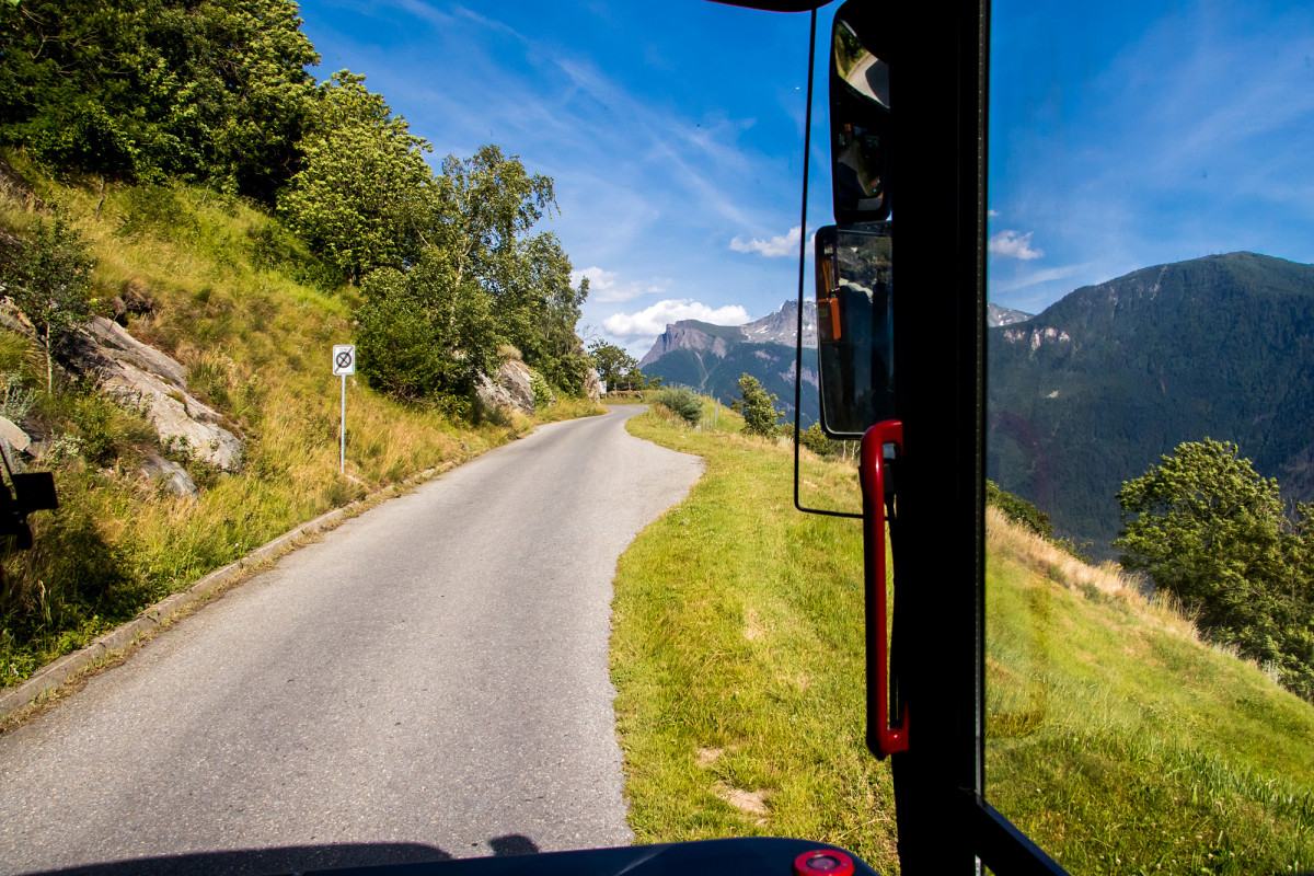 Auf dem Alpsträsschen zur Siedlung Finnen, hoch über Visp (VS)