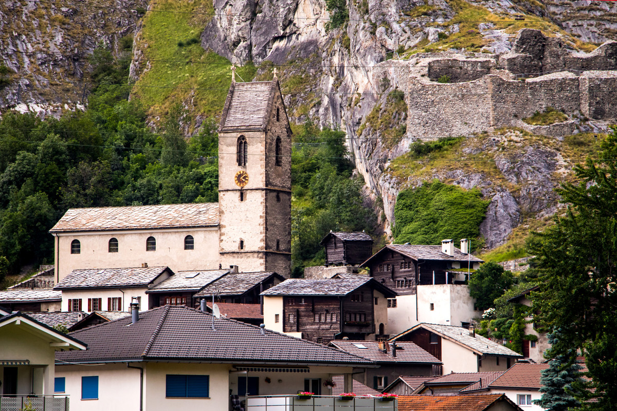 Niedergesteln mit seiner Pfarrkirche Heilige Maria aus dem 13. Jahrhundert