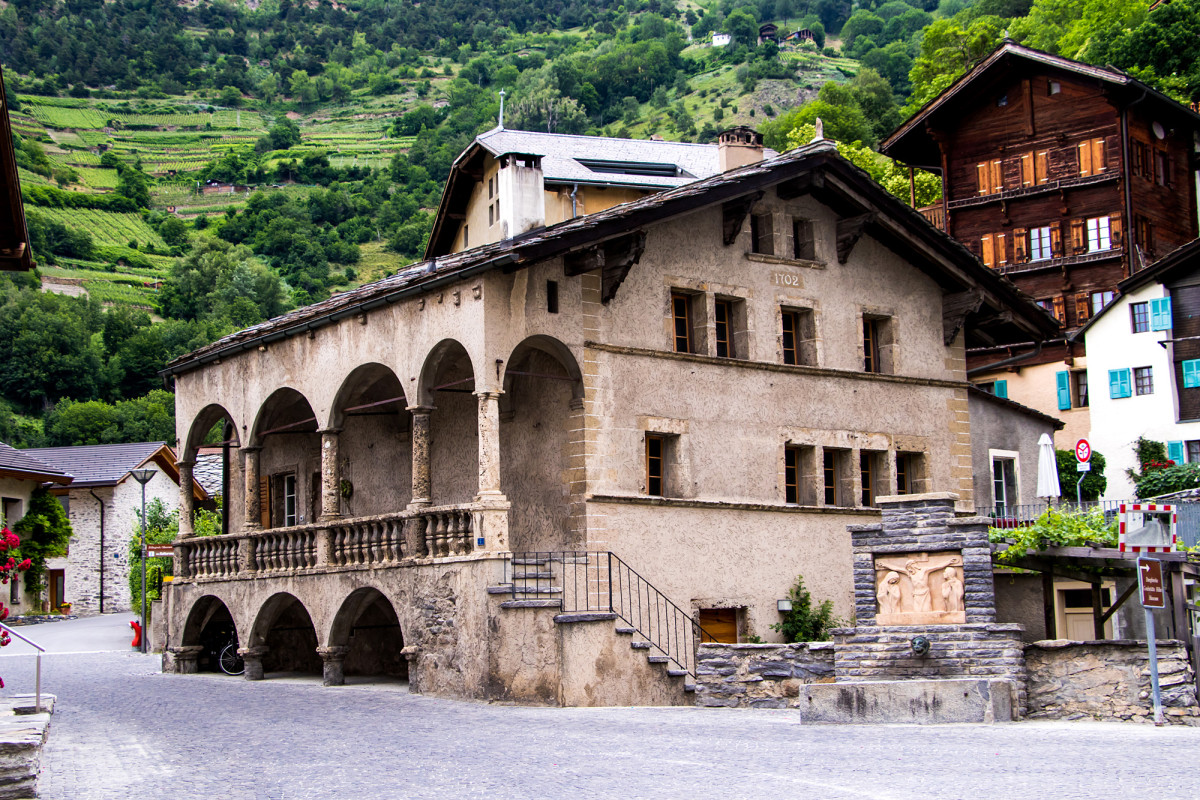 Das herrschaftliche Maxerhaus im Dorfkern von Raron stammt aus dem Jahr 1547 und beherbergt offenbar auch den ältesten Briefkasten der Schweiz