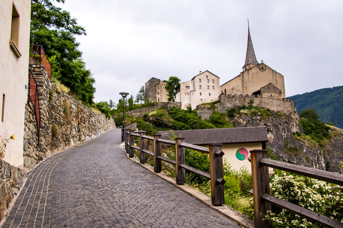 Auf dem alten Pfad geht's empor zur Felsenkirche St. Michael. Hier liegt auch der bedeutende Lyriker Reiner Maria Rilke begraben. 